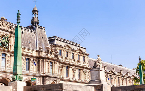 Louvre博物馆外墙和Carrosel桥上的Seine图片