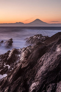 日本海景和富士山在日落图片