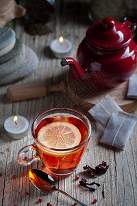 含红瓷茶壶的茶杯图片