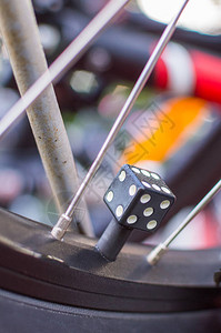 以旧自行车骰子形式呈现的阀叶干图片