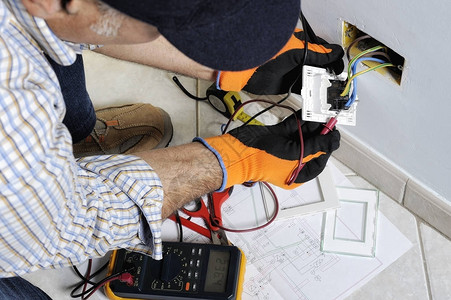 测量住宅用电气系统开关和插座电压的图片