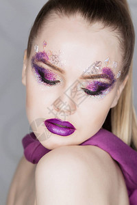美容化妆品紫色化妆品和多彩的亮指甲漂亮图片
