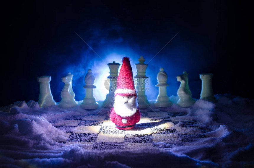 在雪地里下棋冬天的概念圣诞节或新年礼物在棋盘上图片