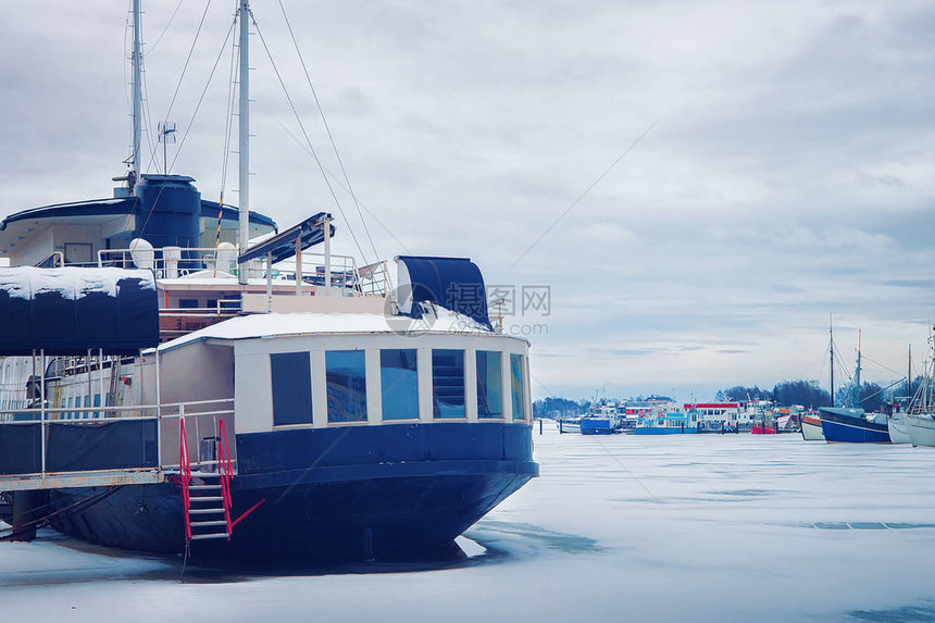 冬季在芬兰赫尔辛基港湾的船舶请查看InfoFinland上的InfoFin图片