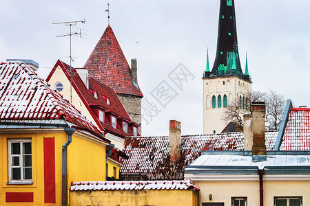 冬季爱沙尼亚塔林旧城圣奥拉夫教堂的城市风景爱图片