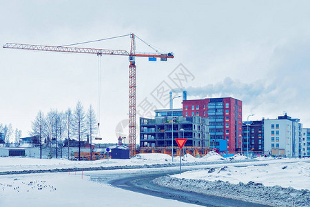 芬兰赫尔辛基冬季正在开发的公寓楼新建筑群建造图片