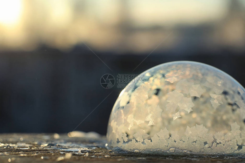 肥皂泡沫在寒冷中冻结冬季肥皂水图片