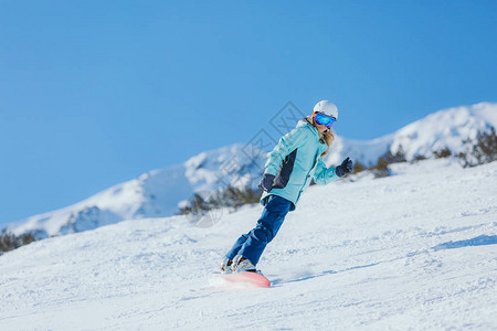 在山的滑雪板图片