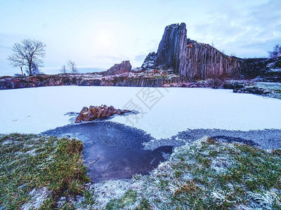 玄武岩柱峰被雪覆盖图片