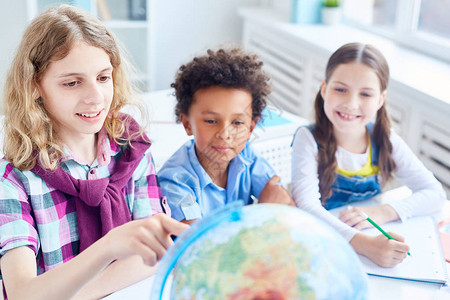 小学校朋友在地理课上讨论全球地块的地背景图片