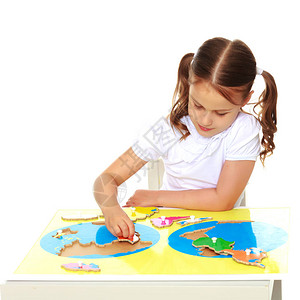 蒙台梭利幼儿园的一个小女孩坐在一张桌子旁蒙台梭利的东西图片