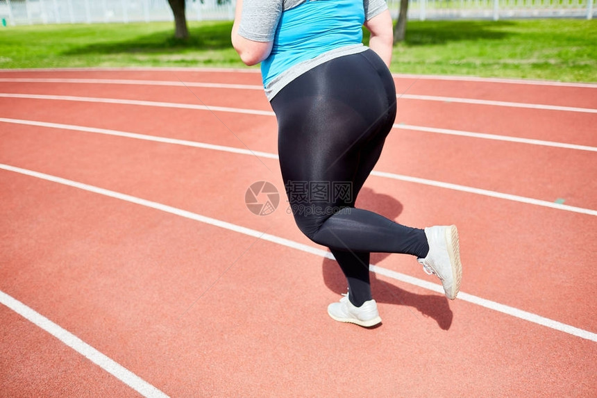 超重女在体育场跑步时图片