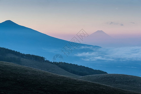 夏日出云雾缭绕的富士山图片