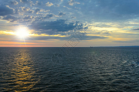 海景图画般的海景太阳在海面上升起与云层天空相对图片