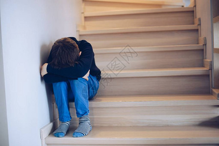 孤独的悲伤哭泣的孩子高清图片
