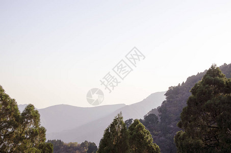 山上房山背景