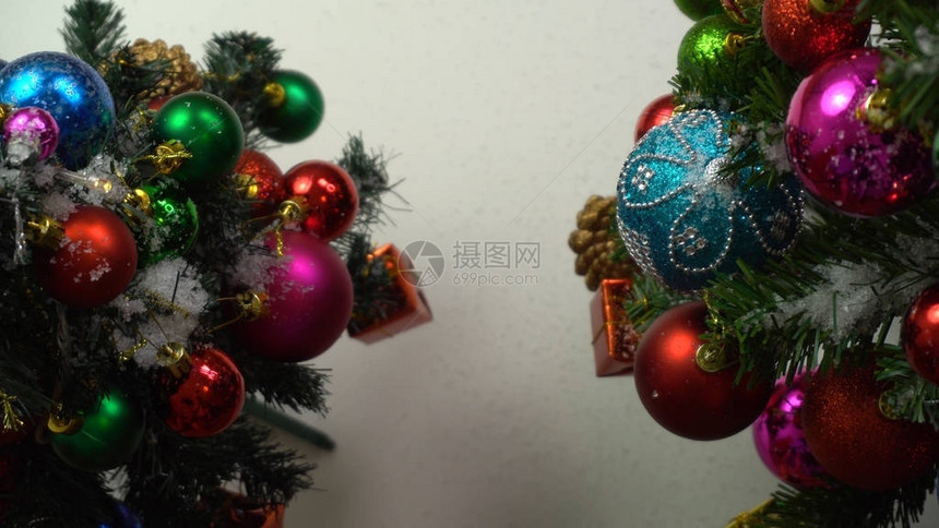 圣诞树上装饰灯光的首饰手工布设概念图片