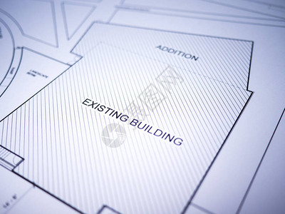 打印在白纸上的通用建筑场地平面图的照片设置在建筑师工图片