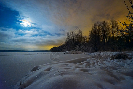 冬季夜景与湖上的月亮图片