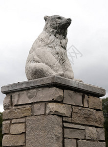 动物园里的小白石熊雕像图片