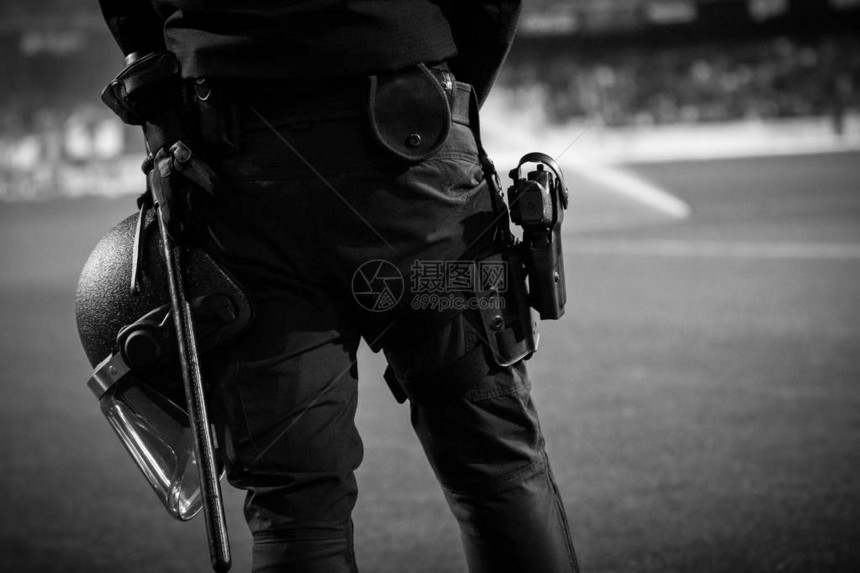 UIP西班牙警察在1月17日在瓦伦西亚梅斯塔利亚体育场举行的瓦伦西亚CF和阿拉维斯之间的西班牙图片