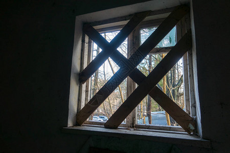 废弃建筑中的木板窗户图片