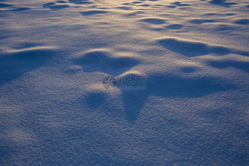 美丽的雪貌以的日落光照图片