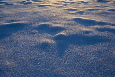 美丽的雪貌以的日落光照背景图片
