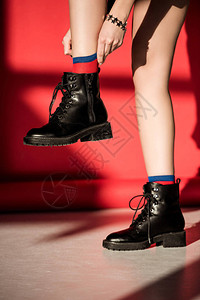 低剖面的女孩在红色的黑色鞋摆背景图片