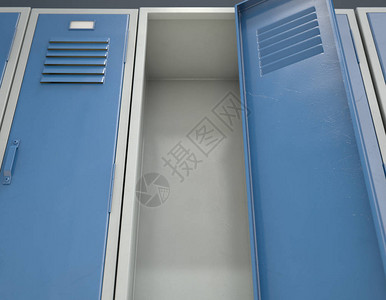 一排蓝色金属学校柜子图片