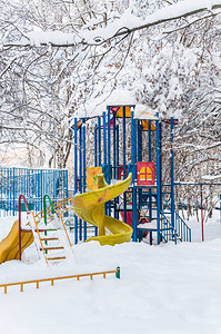 被雪覆盖的儿童游乐场图片