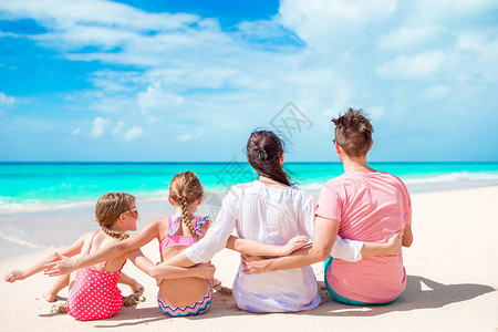 幸福美满的家庭在白色的沙滩上图片
