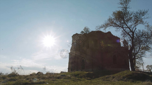 场上的孤独教堂视频与教堂的秋天全景傍晚的太阳照亮了田野里的孤独教堂图片
