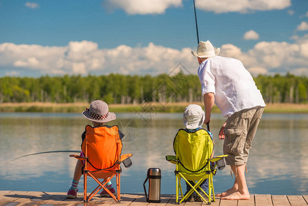 父亲与他的儿子和女儿在一个木码头在湖fi图片