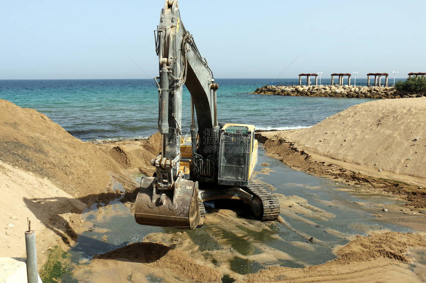 地中海沿岸正在挖掘沙滩一艘大型图片