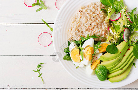 健康的早餐膳食菜单燕麦粥和鳄梨沙拉和鸡蛋顶部视图高清图片