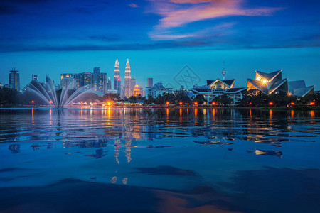 吉隆坡城市公园景观与双子塔背景和喷泉吉隆坡马来西亚背景图片