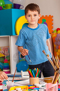 小学生男孩在艺术学校课上画孩子在桌子上画儿童俱乐部的男孩工艺绘画教育培养孩子的创造能力背景图片
