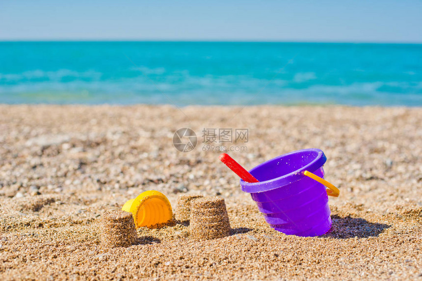 沙滩上的玩具和沙子蛋糕图片