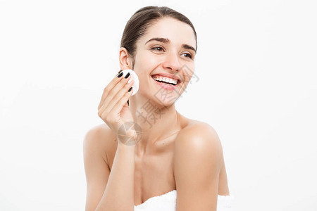 美容护肤理念美丽的女人清洁她的脸棉拭子白色背景和微笑图片