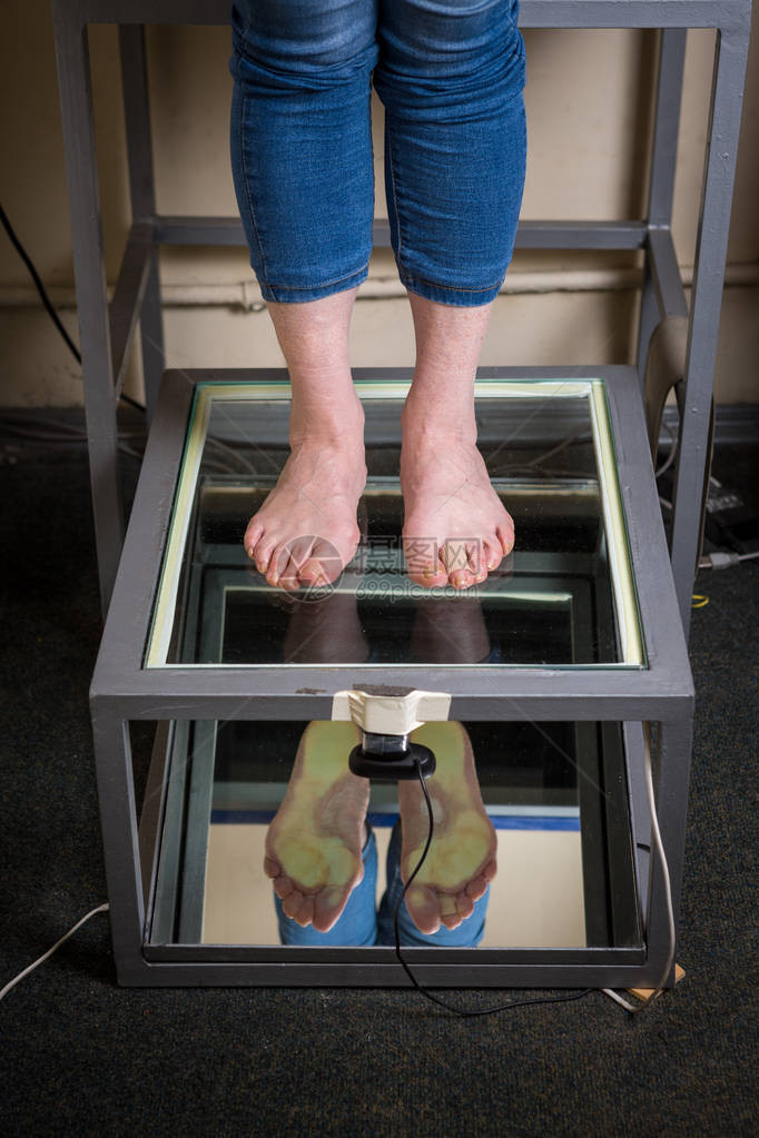 步进数字尺扫描矫形足部扫描定做鞋垫姿势和平衡分析医生病人图片