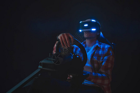 人类在虚拟现实的眼镜中玩三维视频游戏汽车模拟器赛车vr图片