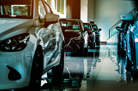 新的豪华紧凑型汽车停放在现代陈列室出售汽车经销处汽车零售商店图片