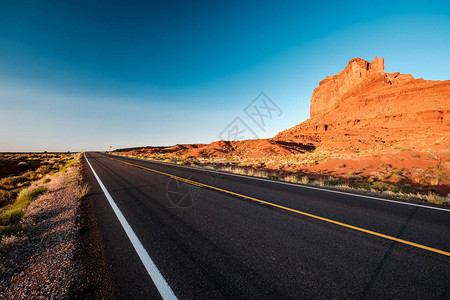 美国亚利桑那州纪念碑谷的空的风景高速公路图片