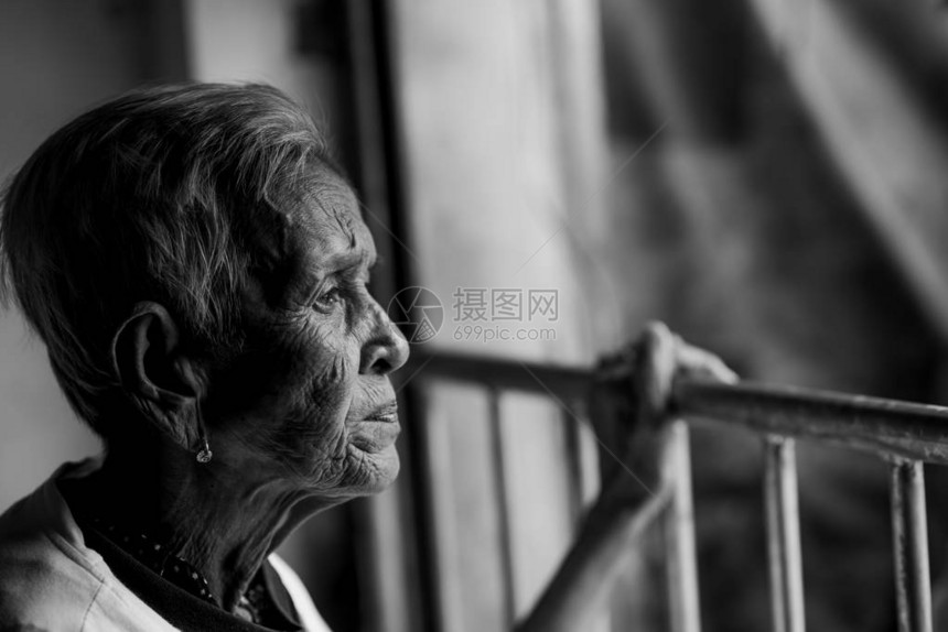 老女人的感觉孤独她是高级别的女家庭和老人图片
