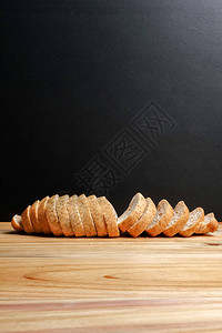 一条木质背景上的全麦面包图片