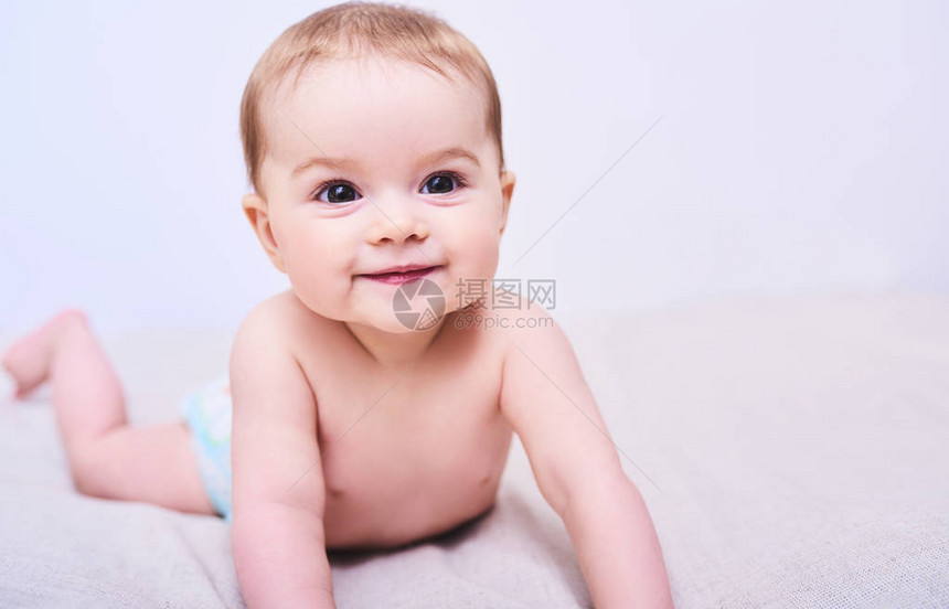 床上的可爱的爬行婴孩的画像在房间里图片