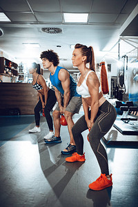两位女友在健身房锻炼私人教练背景图片