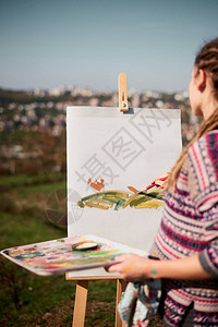 艺术女孩绘画画布上的画架户外图片