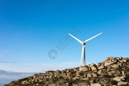 蓝色天空下风车能源图片